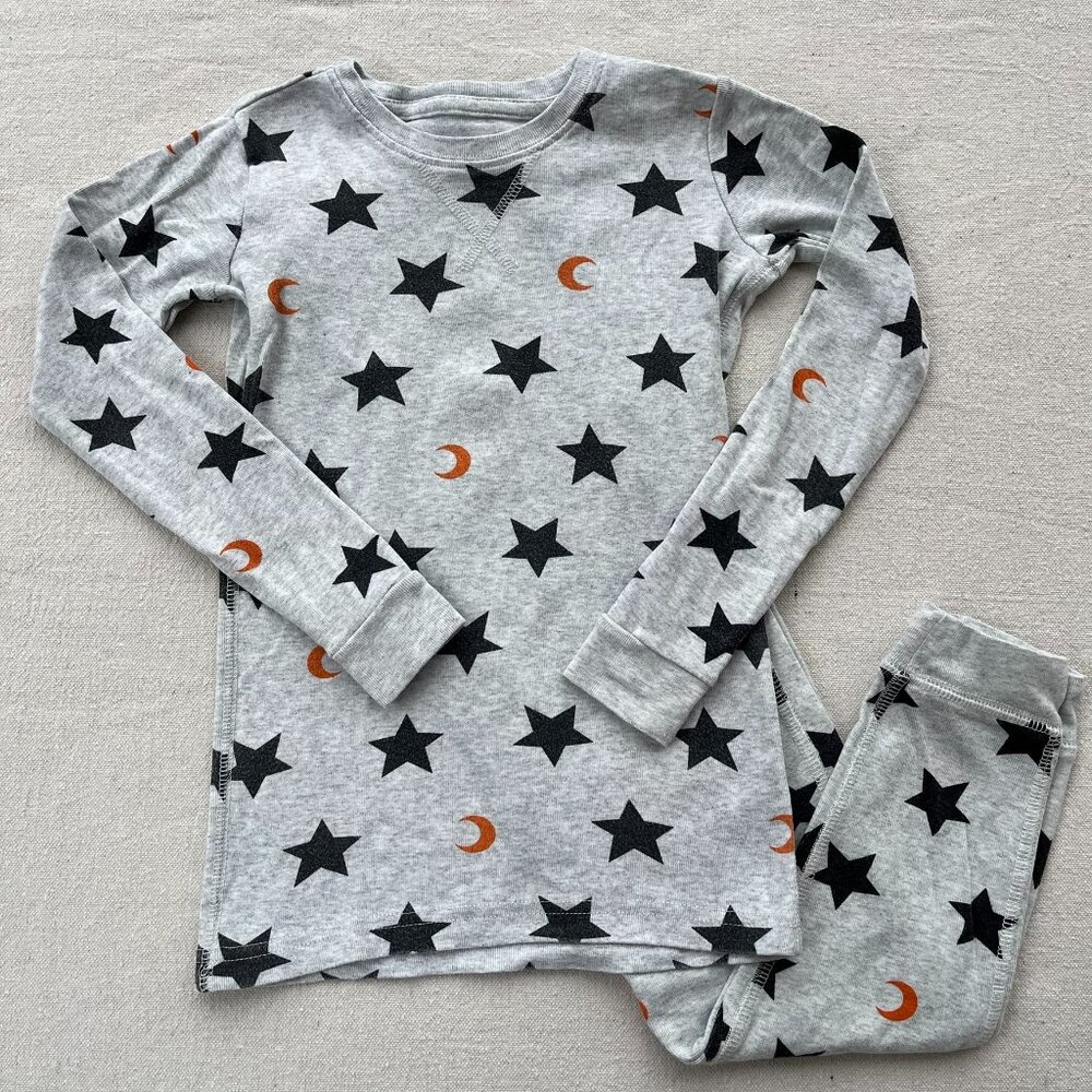 Primary Organic Star Print PJ Top & Pants, Heather Silver/Black Stars, Size 6-7